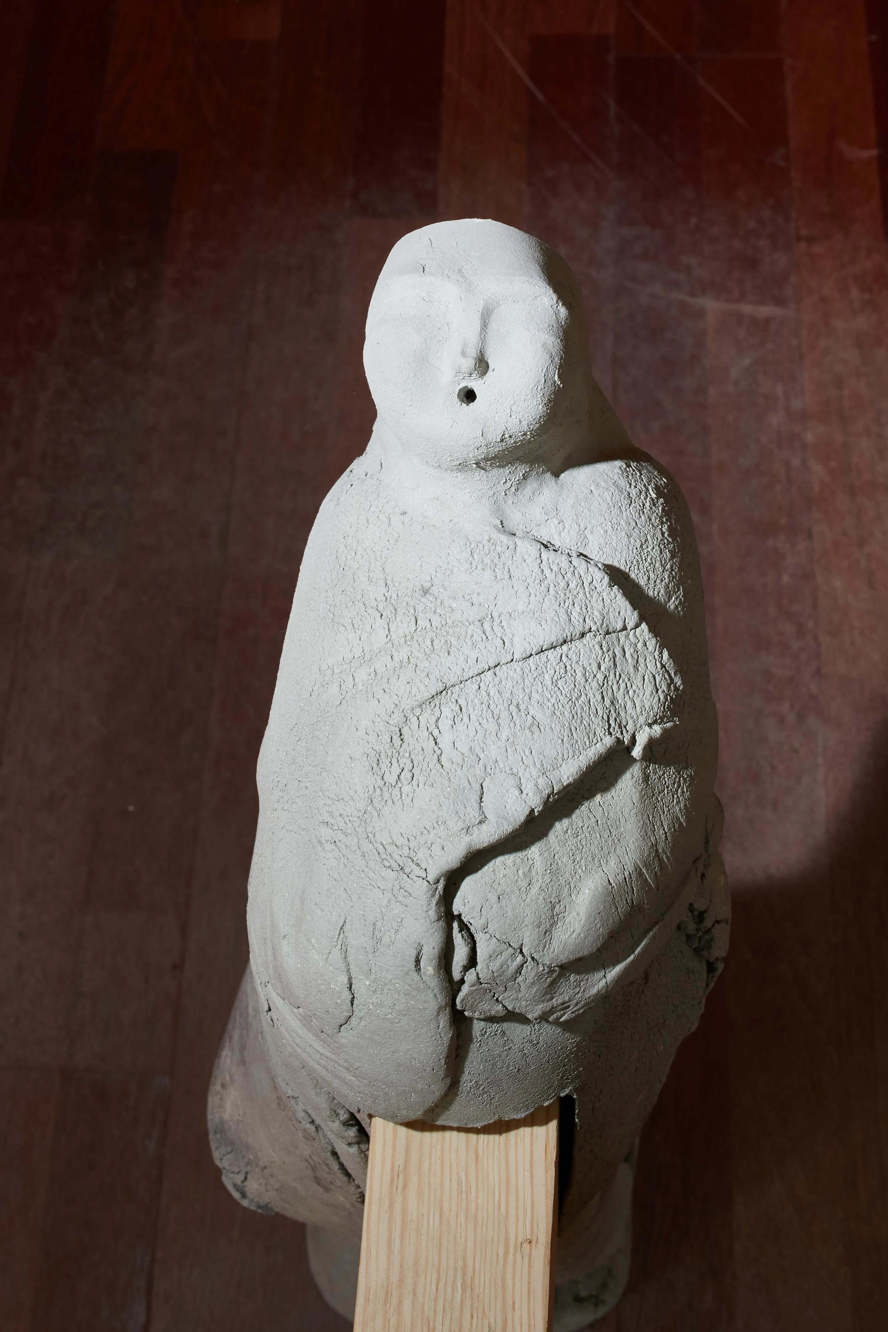 Mâtre, 2025. Grès chamotté, bois récupéré. Photo © Kotaro Iizuka