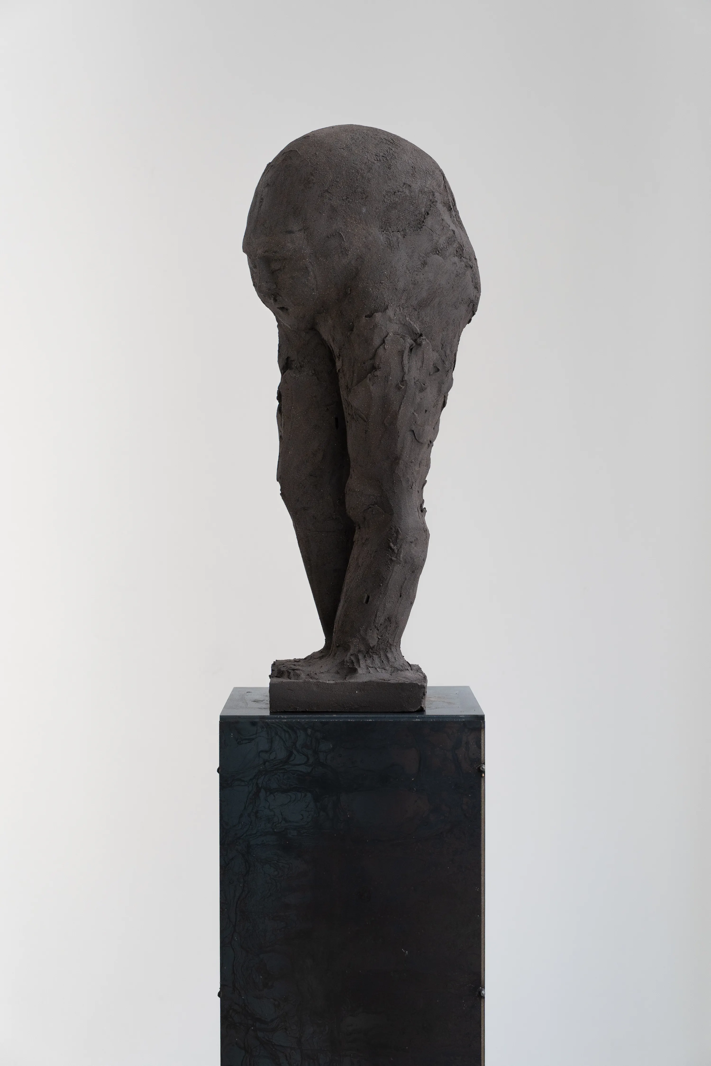 Baubô, 2025. grès, 63 × 26 × 25 cm. Photo © Octave Pineau-Furet