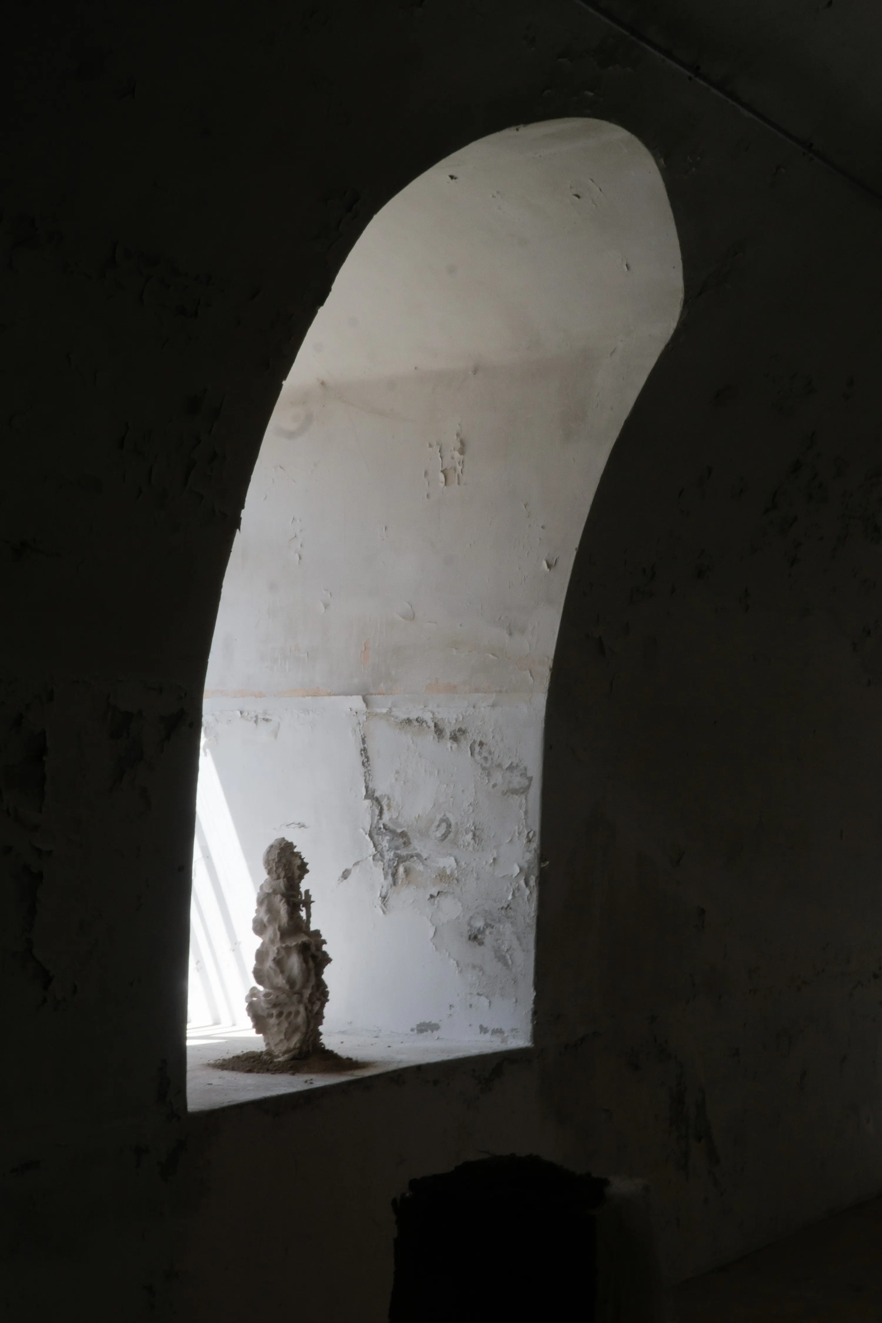 Le Jardin clos, 2023. céramique grès blanc, socle en carton, chanvre et terre végétale, dimensions variables. Photo © Margot Anquez Bariseau