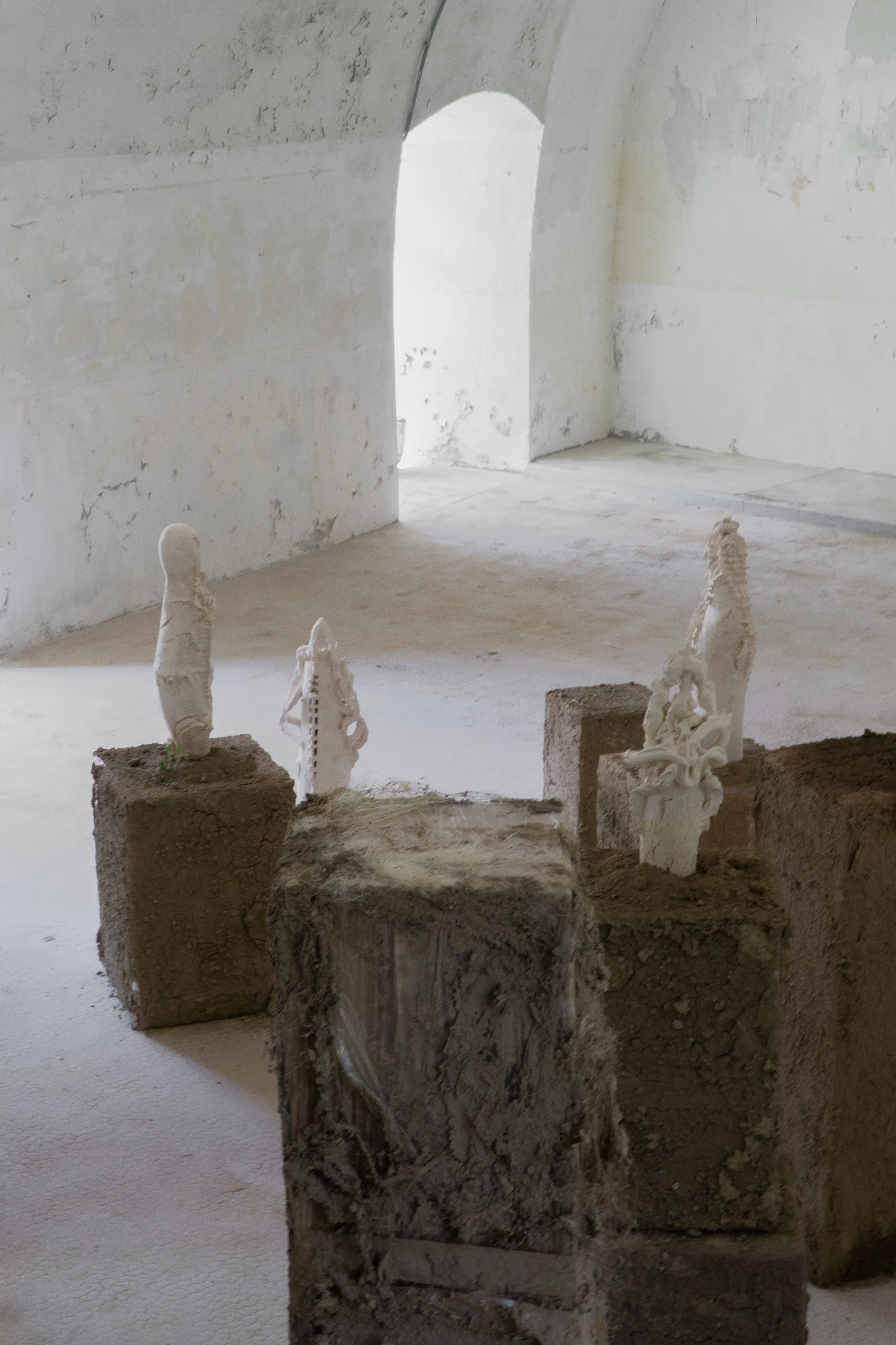 Le Jardin clos, 2023. céramique grès blanc, socle en carton, chanvre et terre végétale, dimensions variables. Photo © Margot Anquez Bariseau