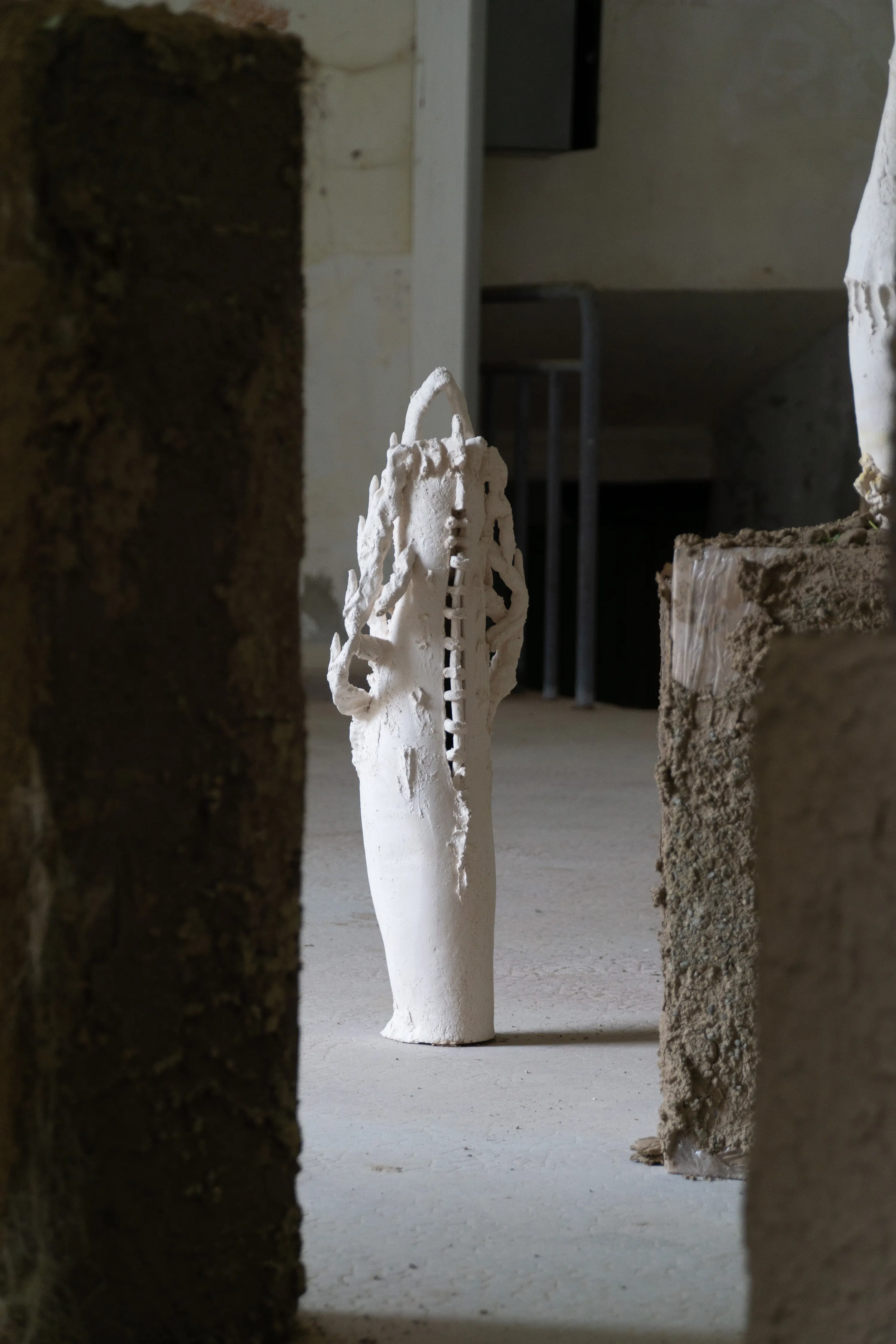 Le Jardin clos, 2023. céramique grès blanc, socle en carton, chanvre et terre végétale, dimensions variables. Photo © Margot Anquez Bariseau