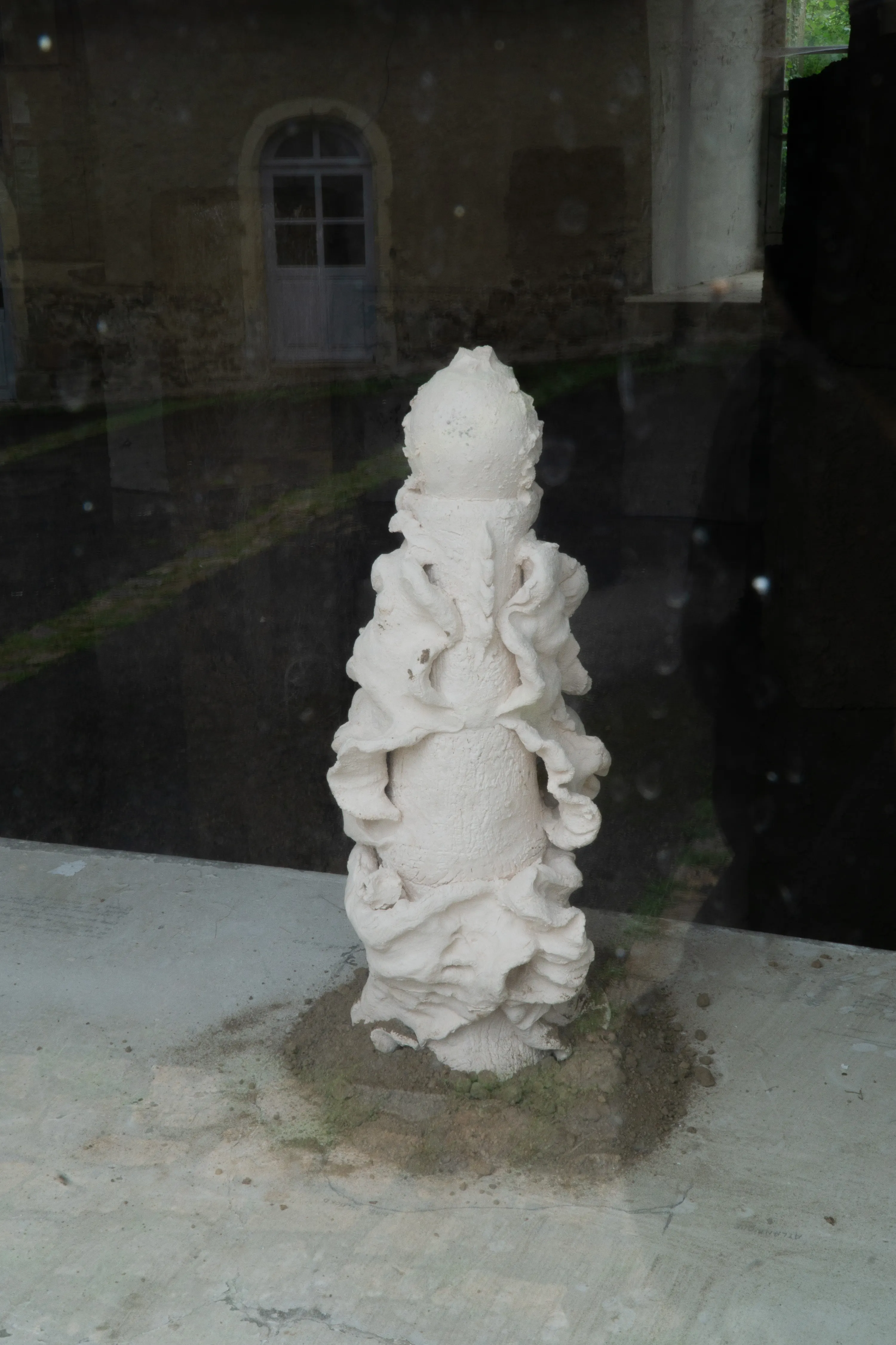 Le Jardin clos, 2023. céramique grès blanc, socle en carton, chanvre et terre végétale, dimensions variables. Photo © Margot Anquez Bariseau