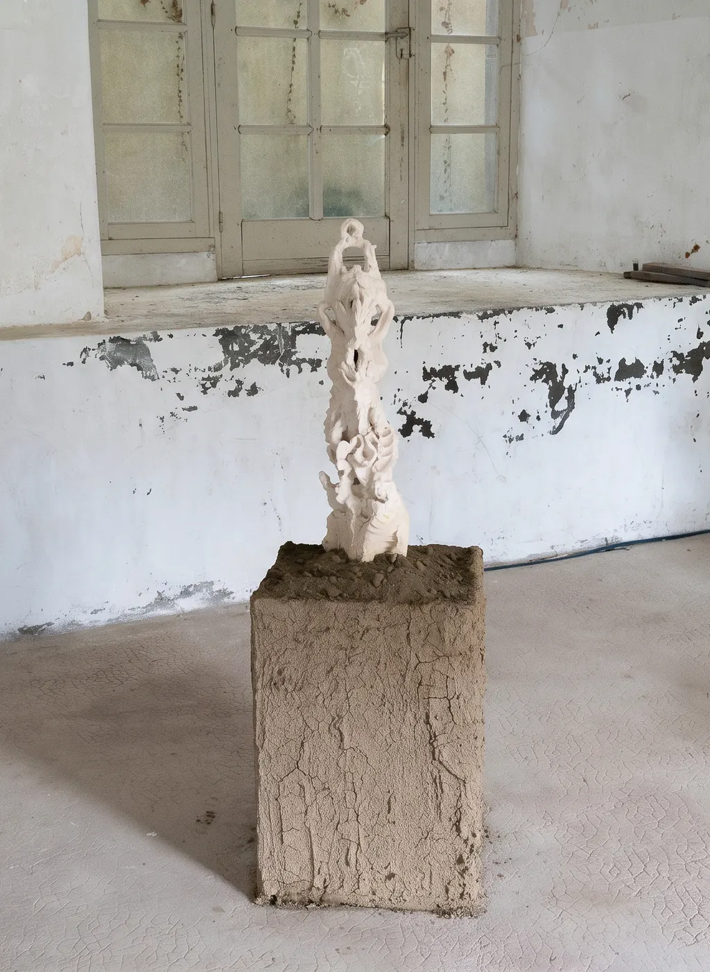 Le Jardin clos, 2023. céramique grès blanc, socle en carton, chanvre et terre végétale, dimensions variables. Photo © Margot Anquez Bariseau
