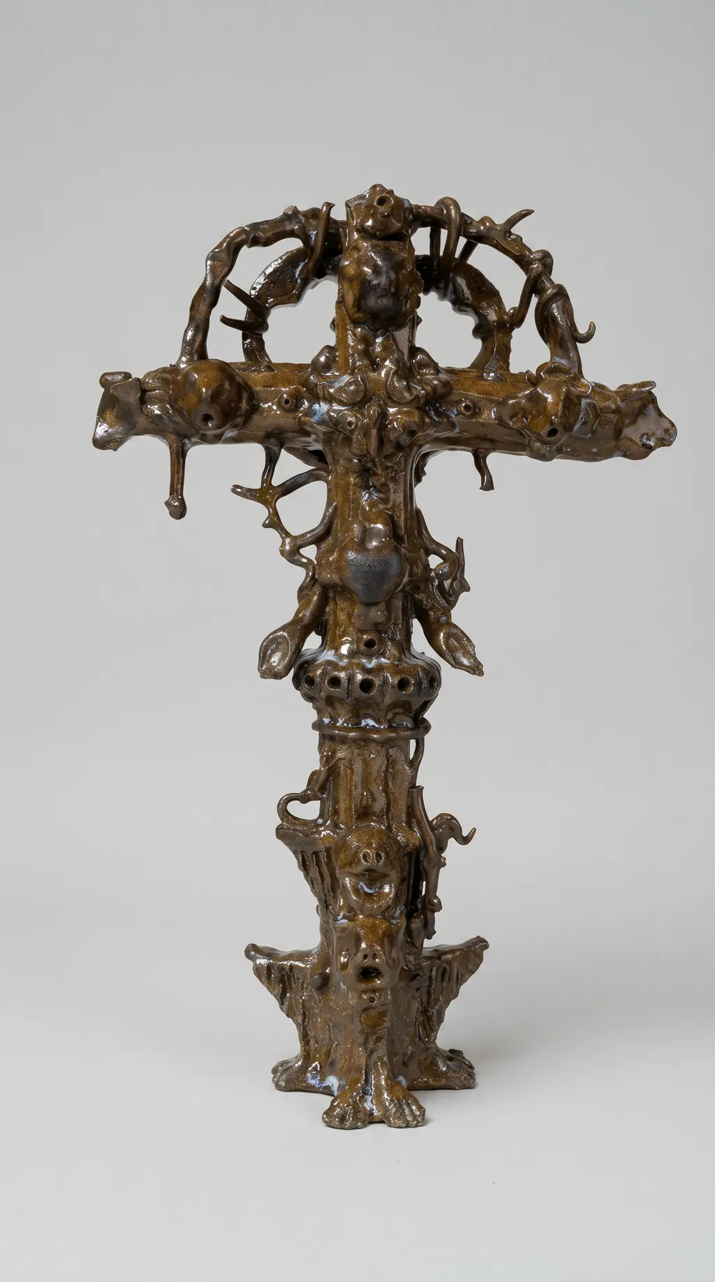Crucifix II, 2026. Céramique, grès émaillé, 32 × 20 × 9,5 cm. Photo © Grégory Copitet