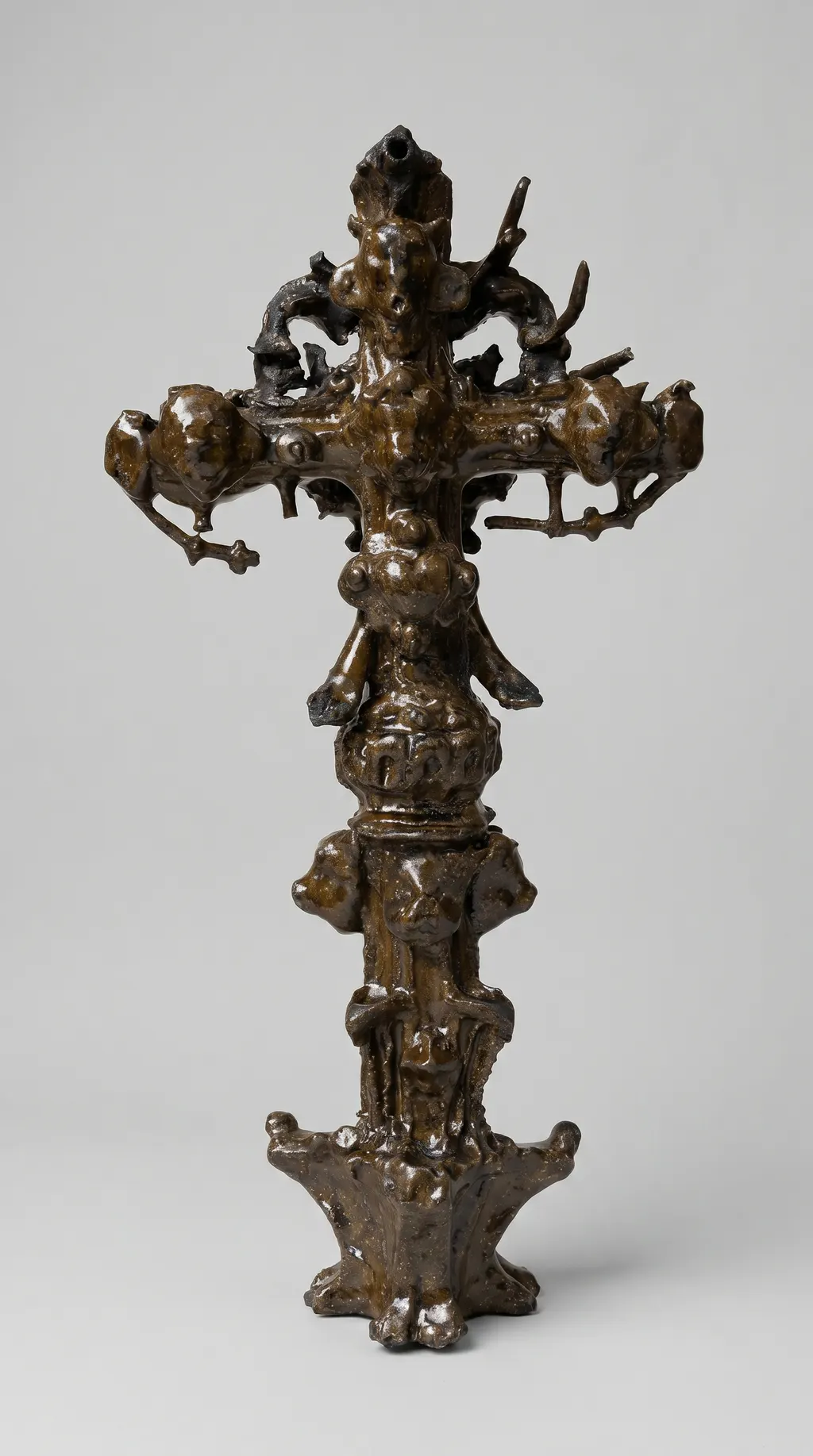 Crucifix III, 2026. Céramique, grès émaillé, 32 × 20 × 9,5 cm. Photo © Grégory Copitet