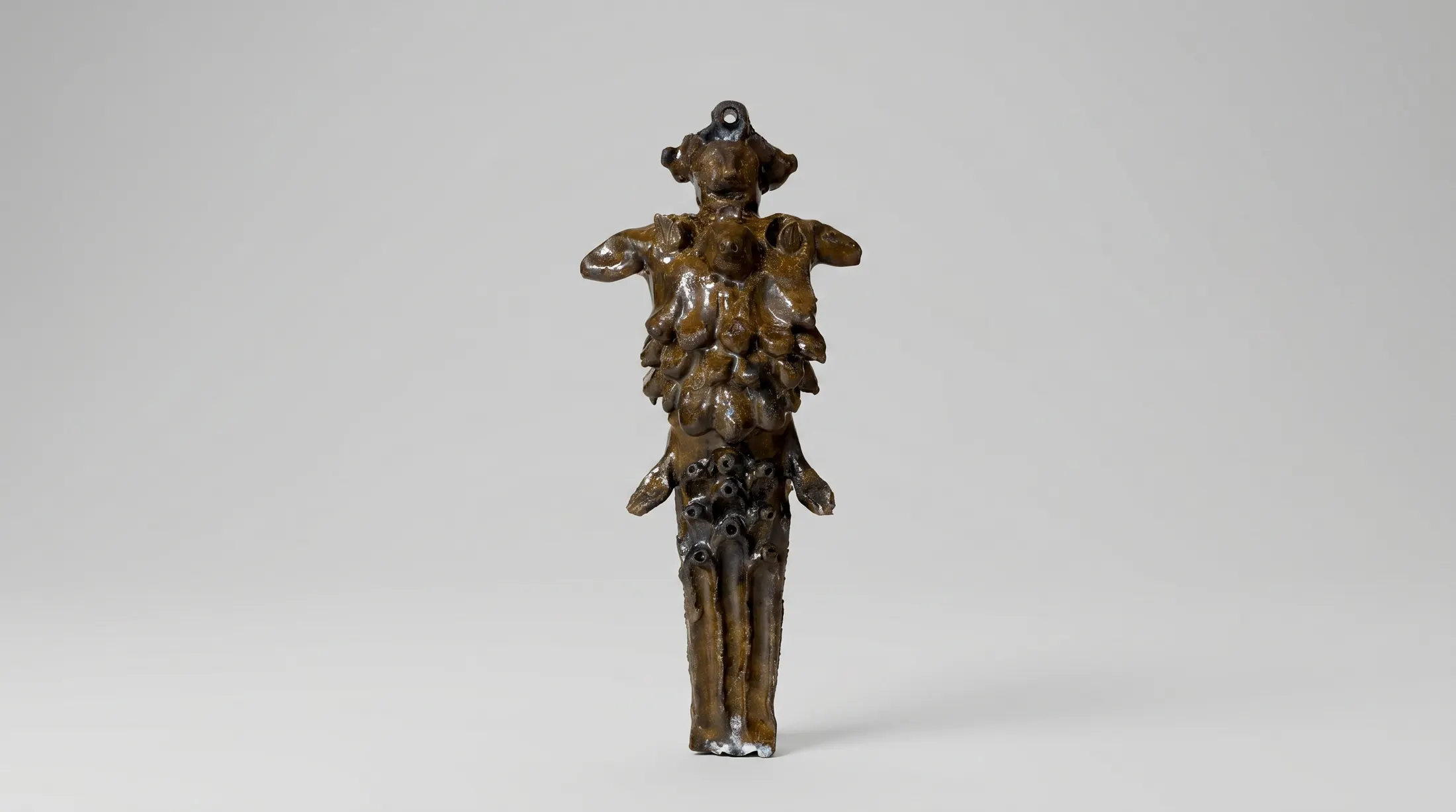 Polymastos I, 2026. Céramique, grès émaillé, 25,5 × 10 × 6 cm. Photo © Grégory Copitet