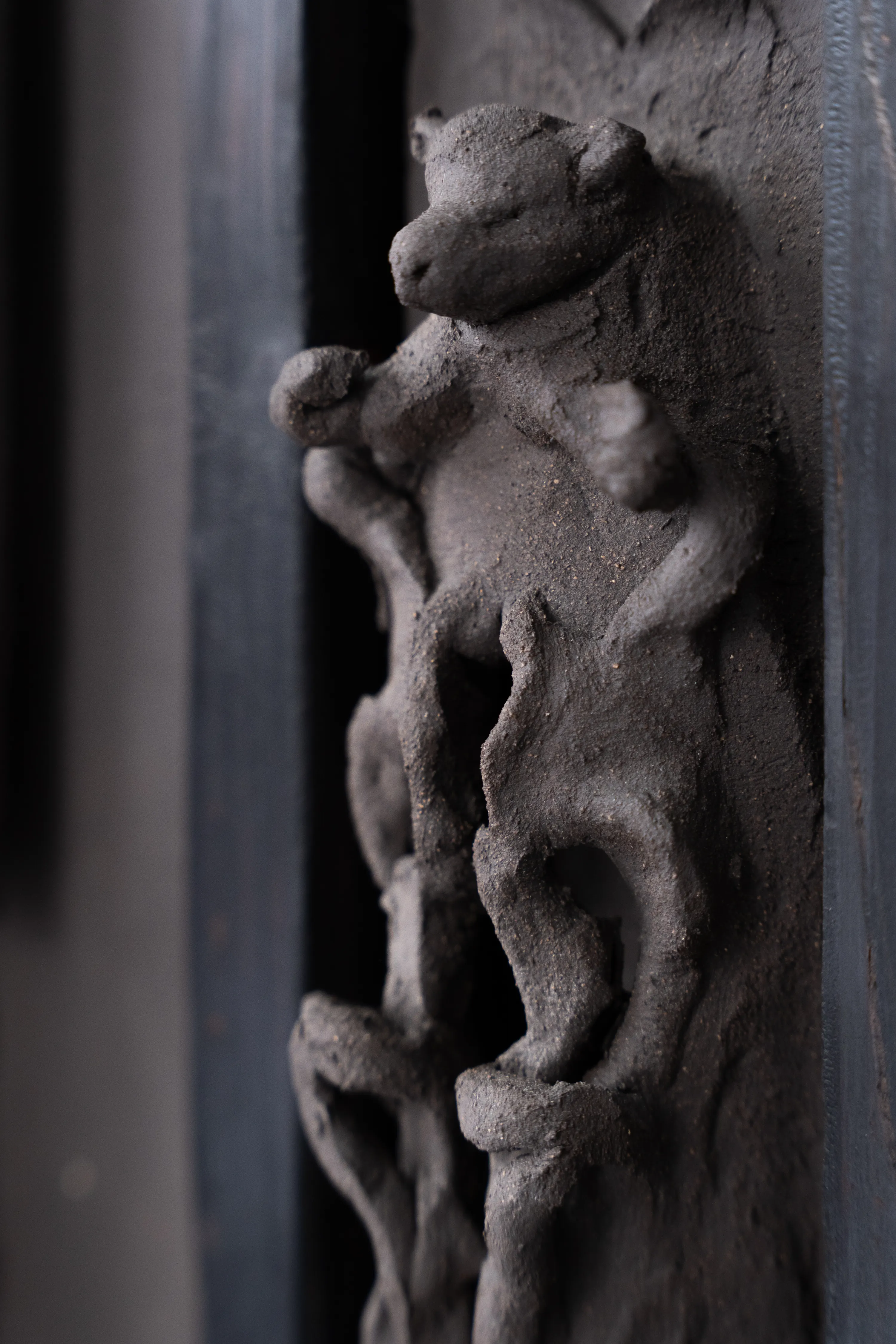 Oratoire, détail — tympan. Photo © Octave Pineau-Furet