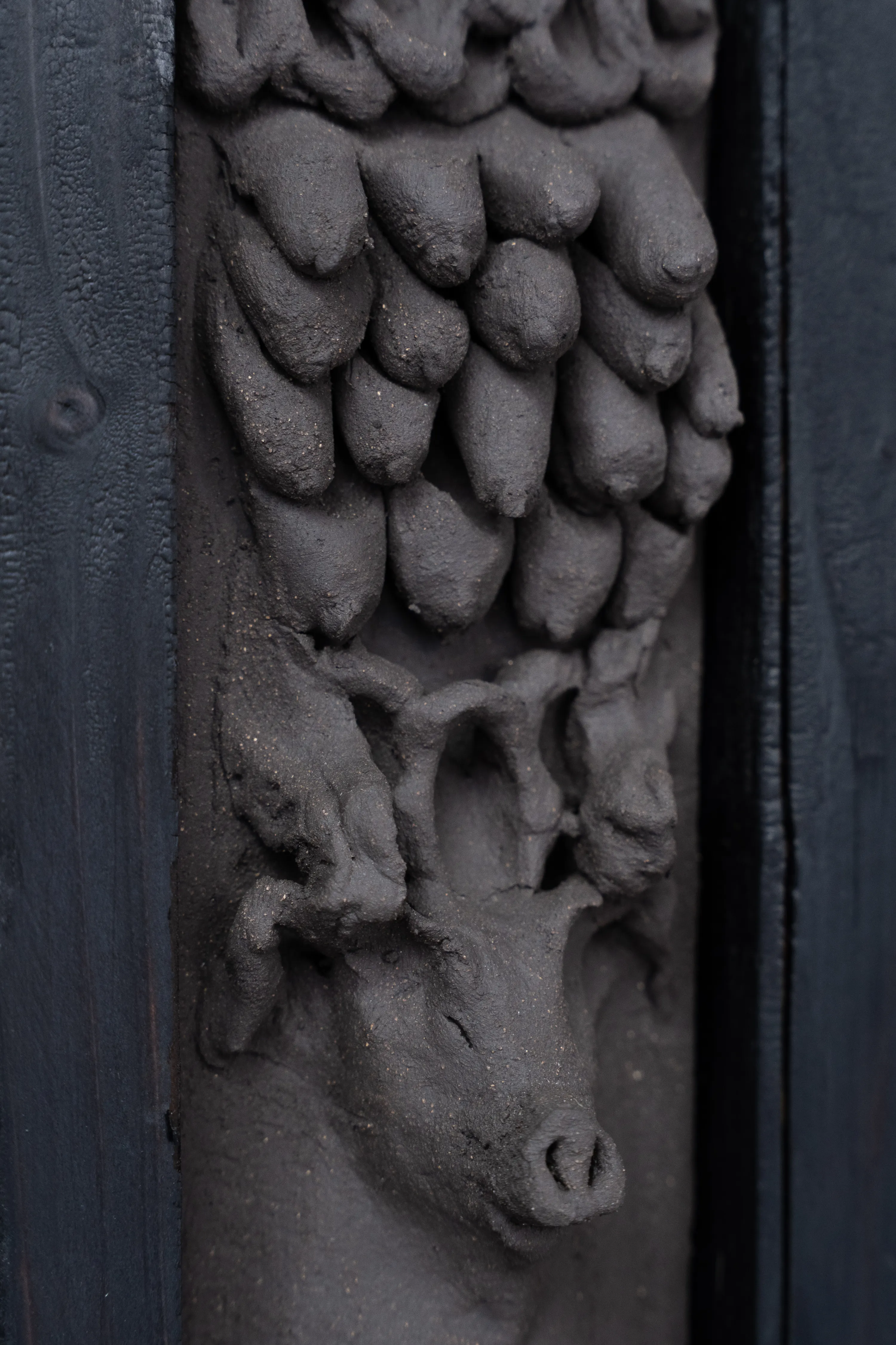 Oratoire, détail — truie et panier de seins. Photo © Octave Pineau-Furet
