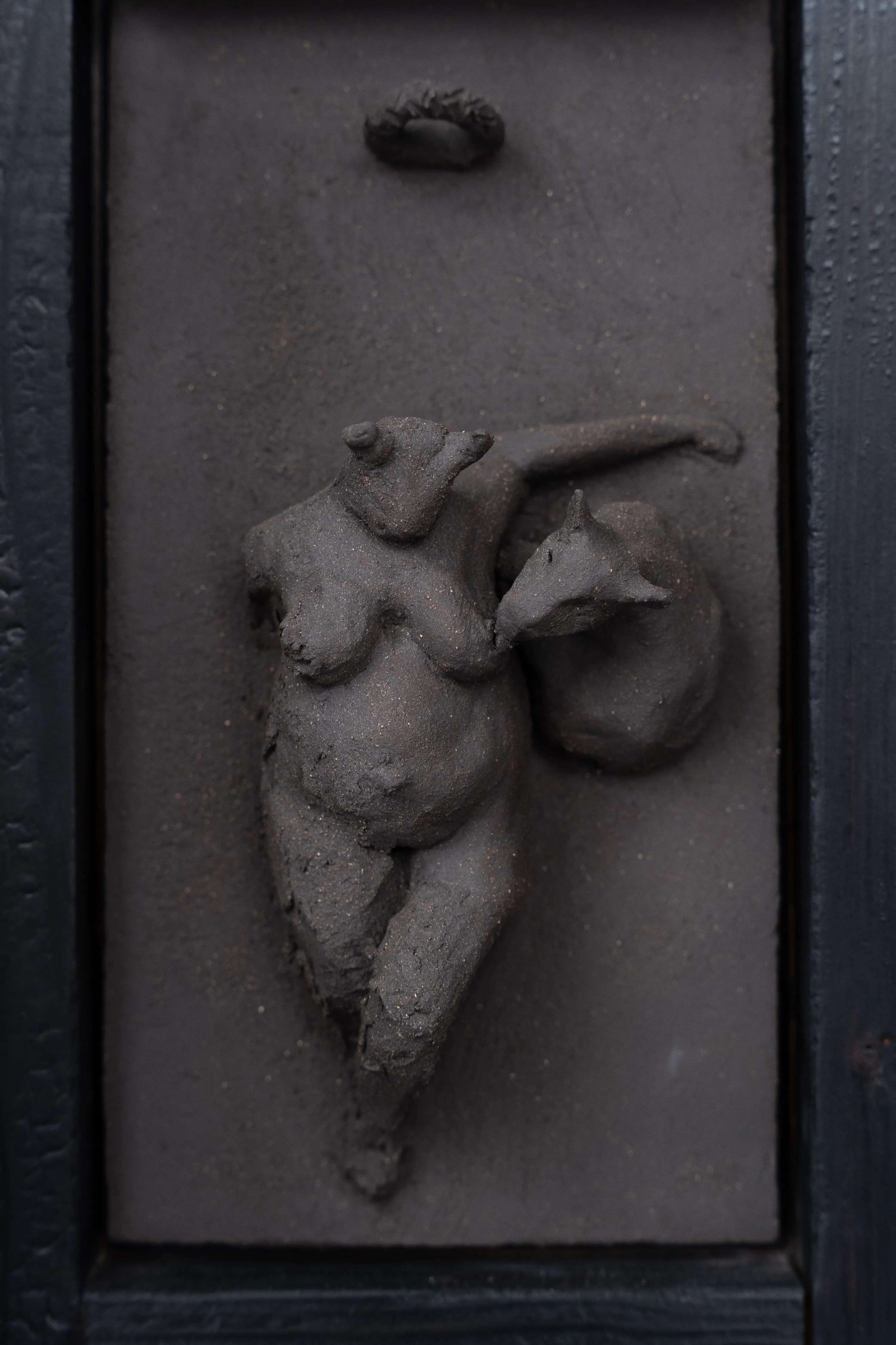 Oratoire, détail — veau tétant Hathor, couronne de pain tressé en lévitation. Photo © Octave Pineau-Furet
