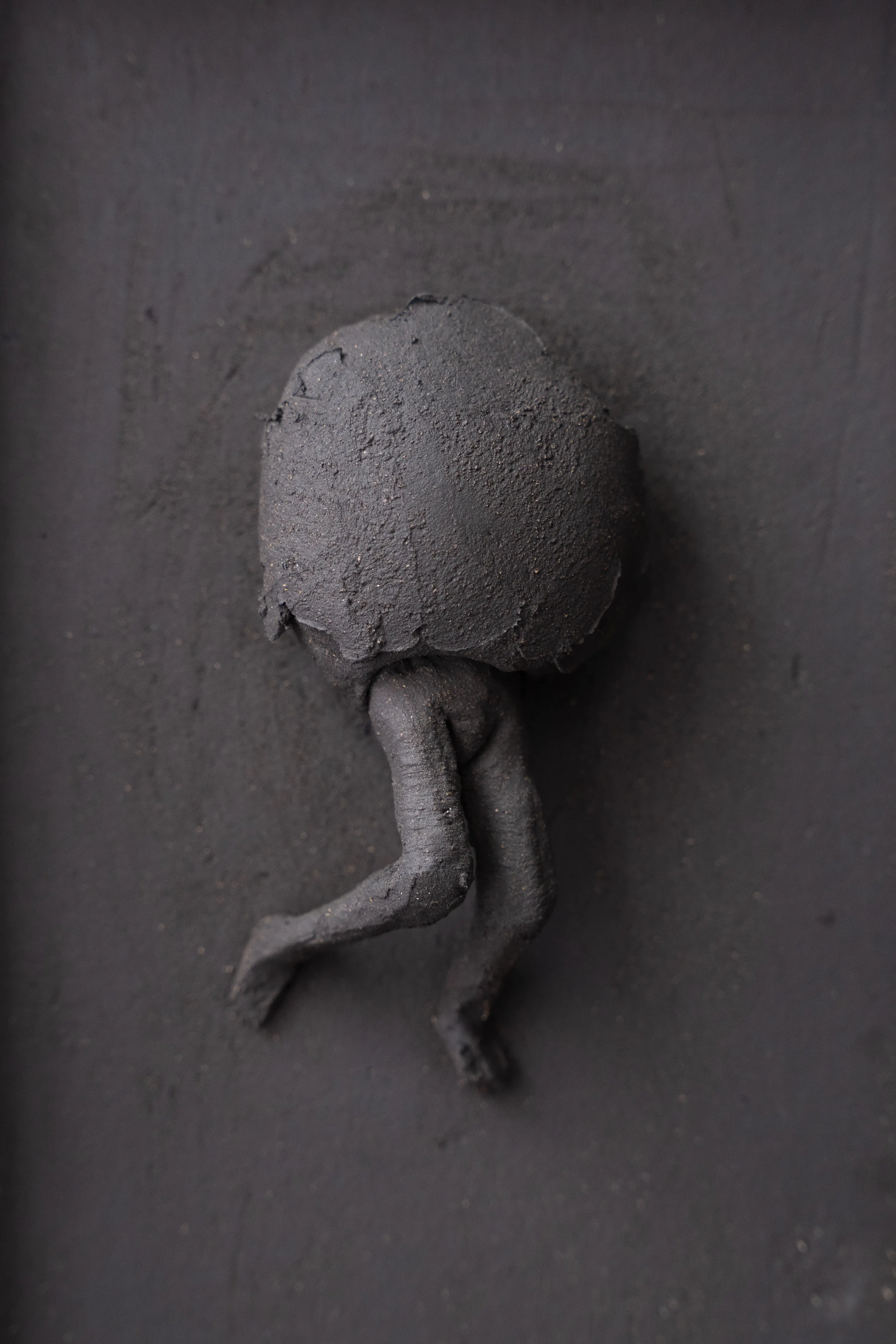 Oratoire, détail — enfant sortant de son œuf. Photo © Octave Pineau-Furet