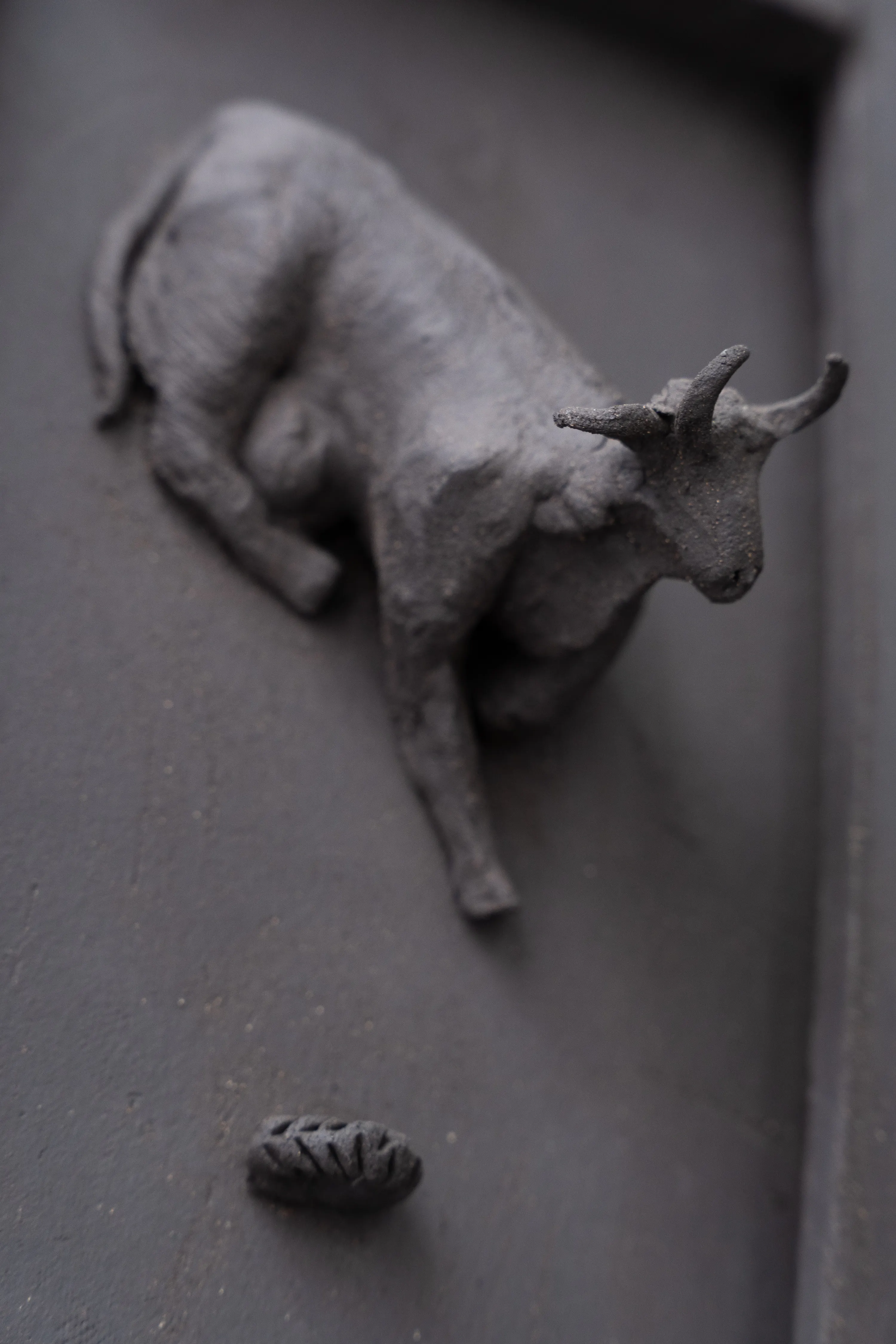 Oratoire, détail — Hathor et pain tressé. Photo © Octave Pineau-Furet