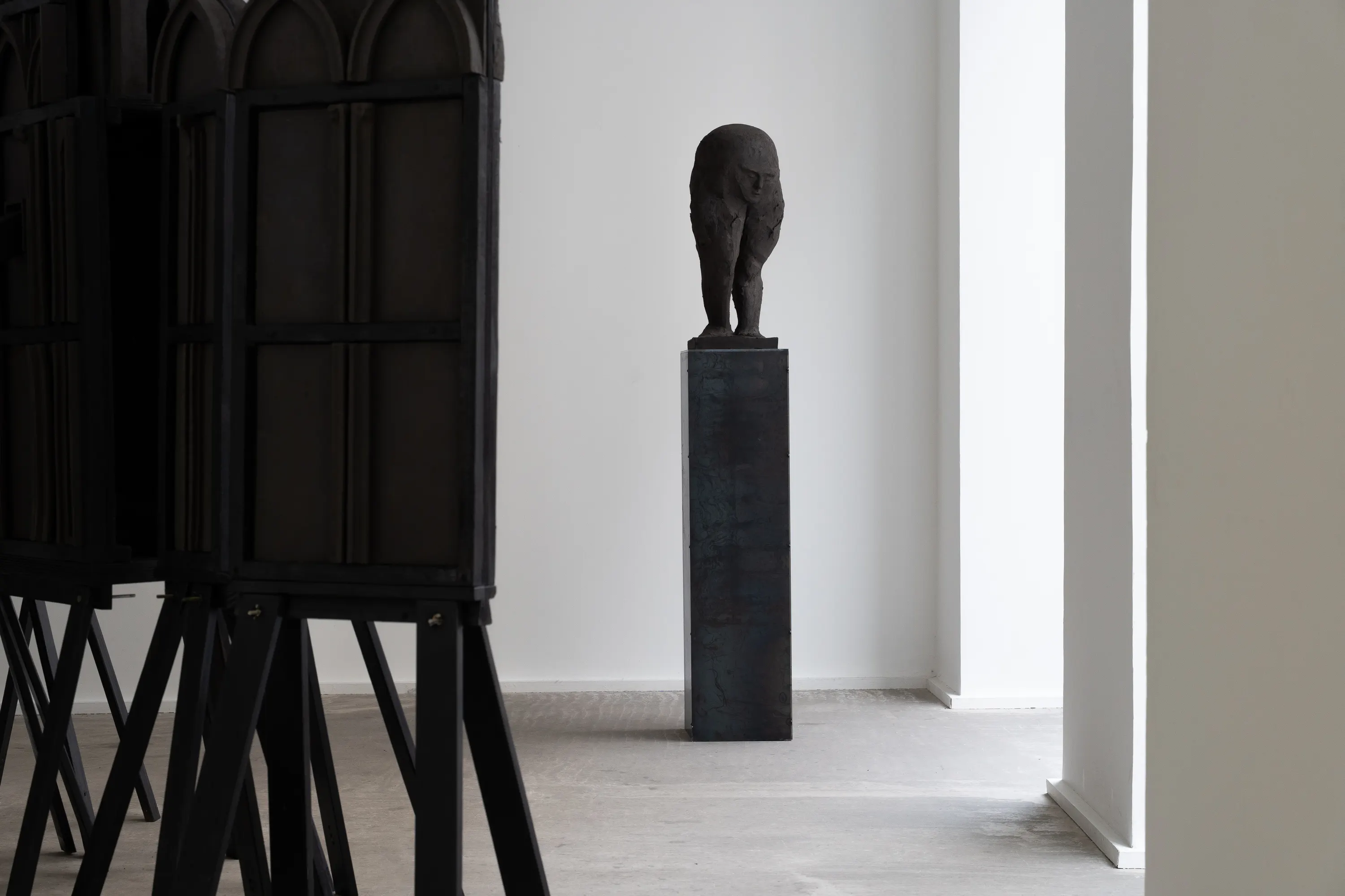 Baubô, 2025. Grès, 63 × 26 × 25 cm. Photo © Octave Pineau-Furet