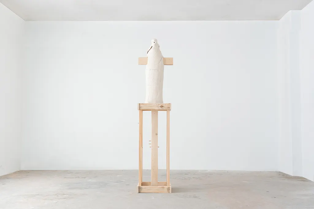 Gargouille (série de 8), 2024. Céramique, bois, dimensions variables. Photo © Pierre Sérot