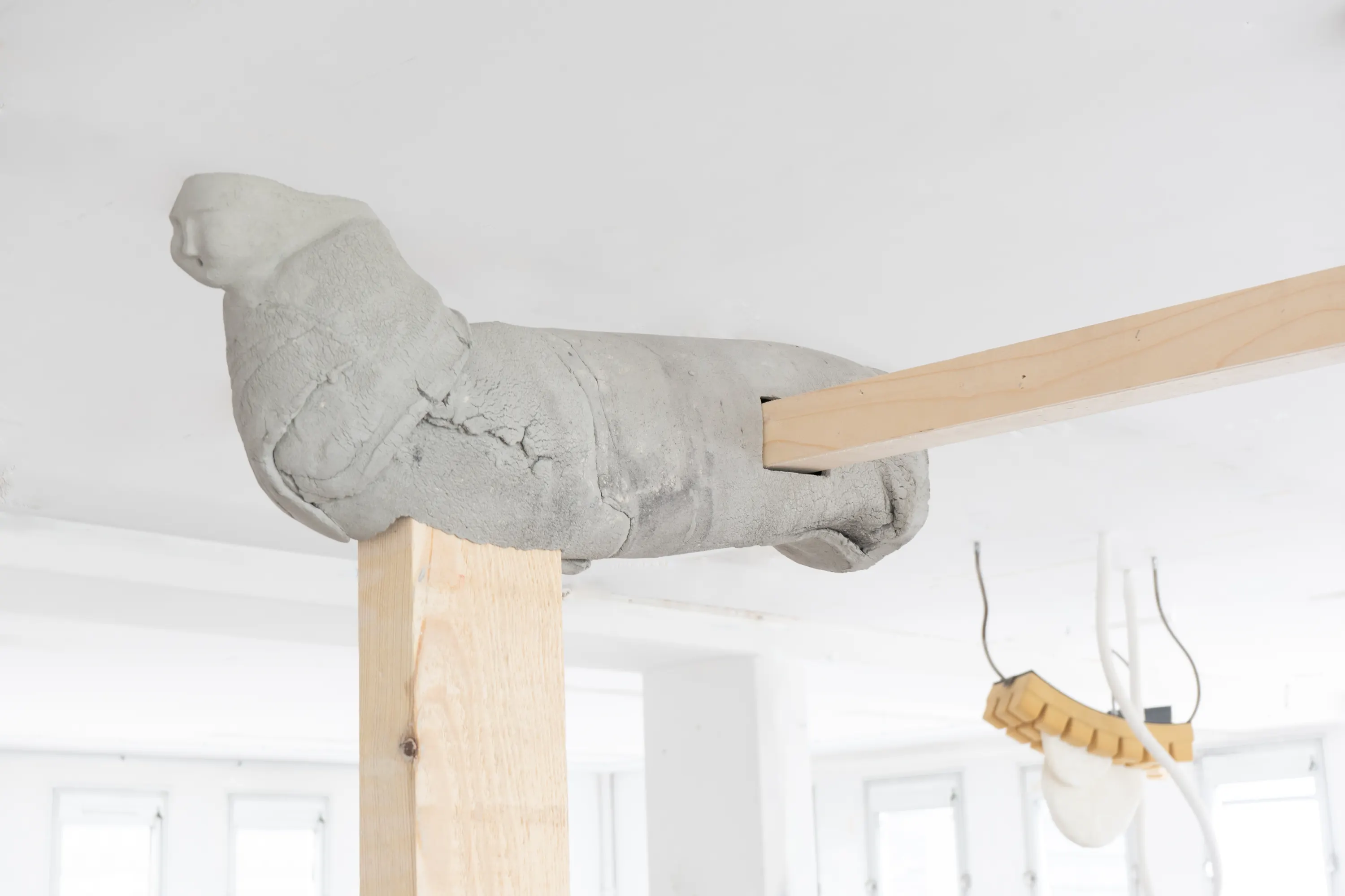 Vivos Voco, J'en appelle au vivant, 2024. céramique, bois, dimensions variables. Photo © Pierre Sérot