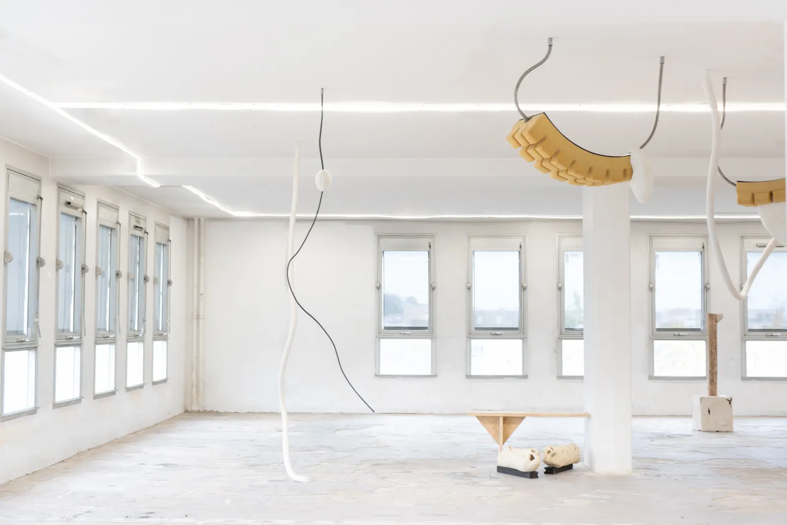 Vivos Voco, J'en appelle au vivant, 2024. céramique, bois, dimensions variables. Photo © Pierre Sérot