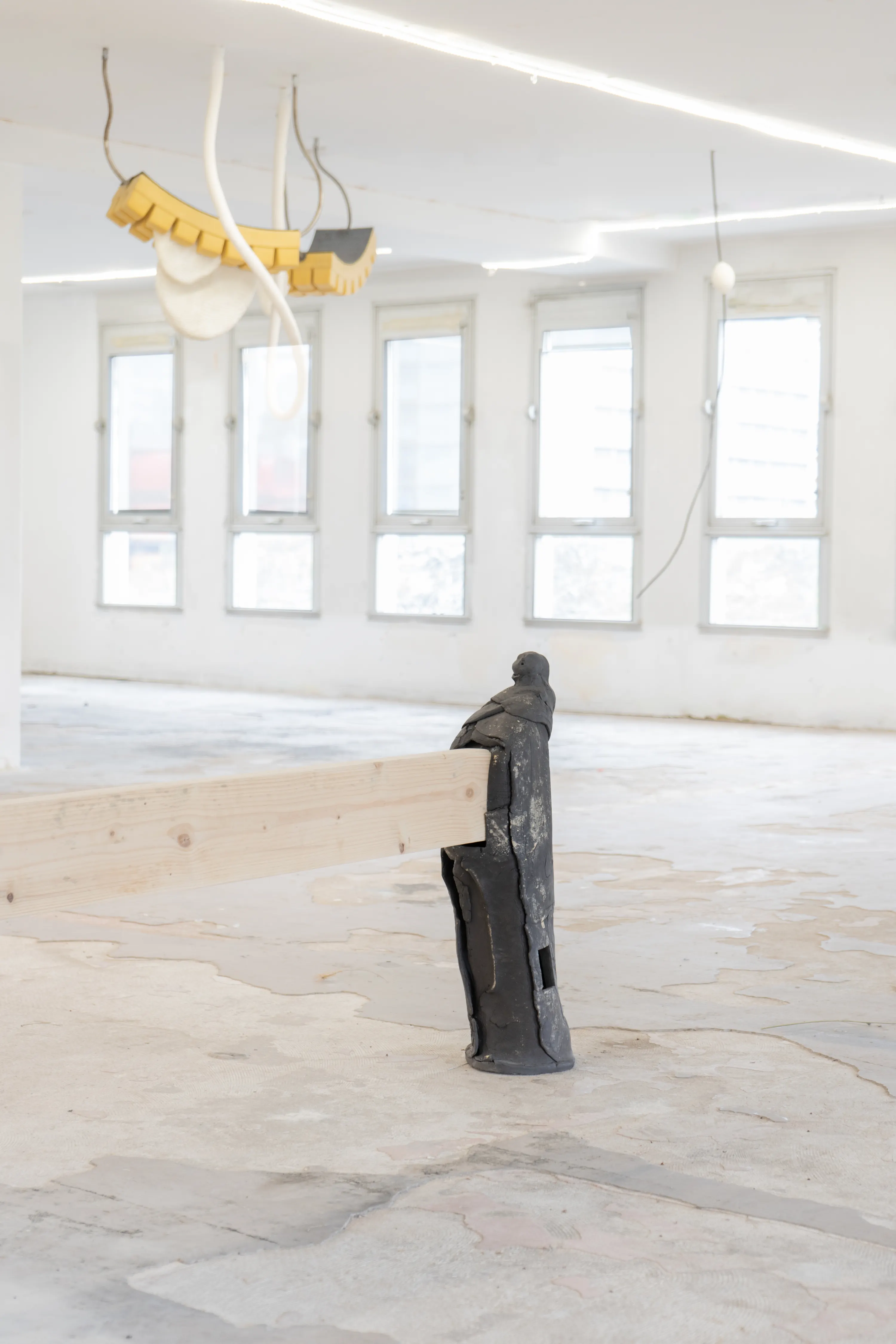 Vivos Voco, J'en appelle au vivant, 2024. céramique, bois, dimensions variables. Photo © Pierre Sérot