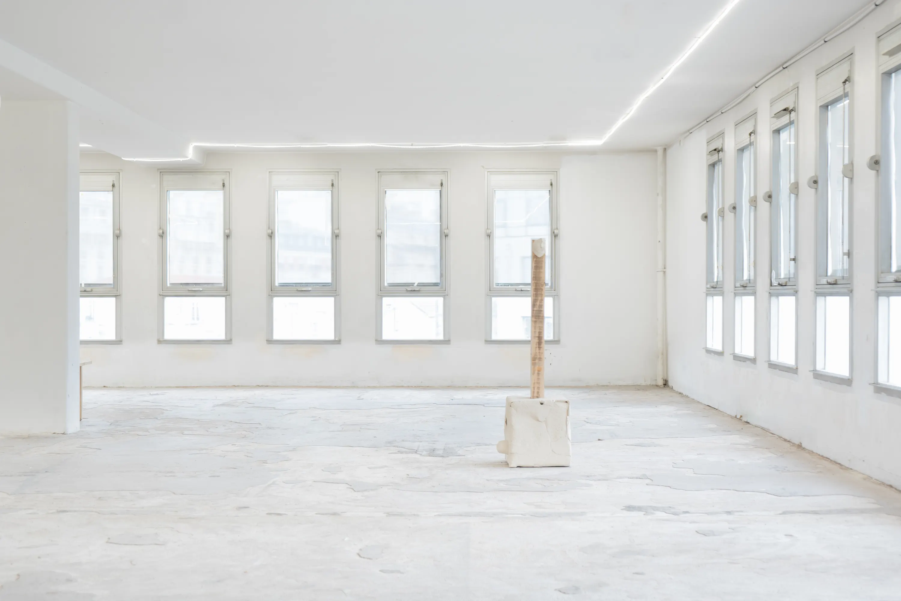 Vivos Voco, J'en appelle au vivant, 2024. céramique, bois, dimensions variables. Photo © Pierre Sérot