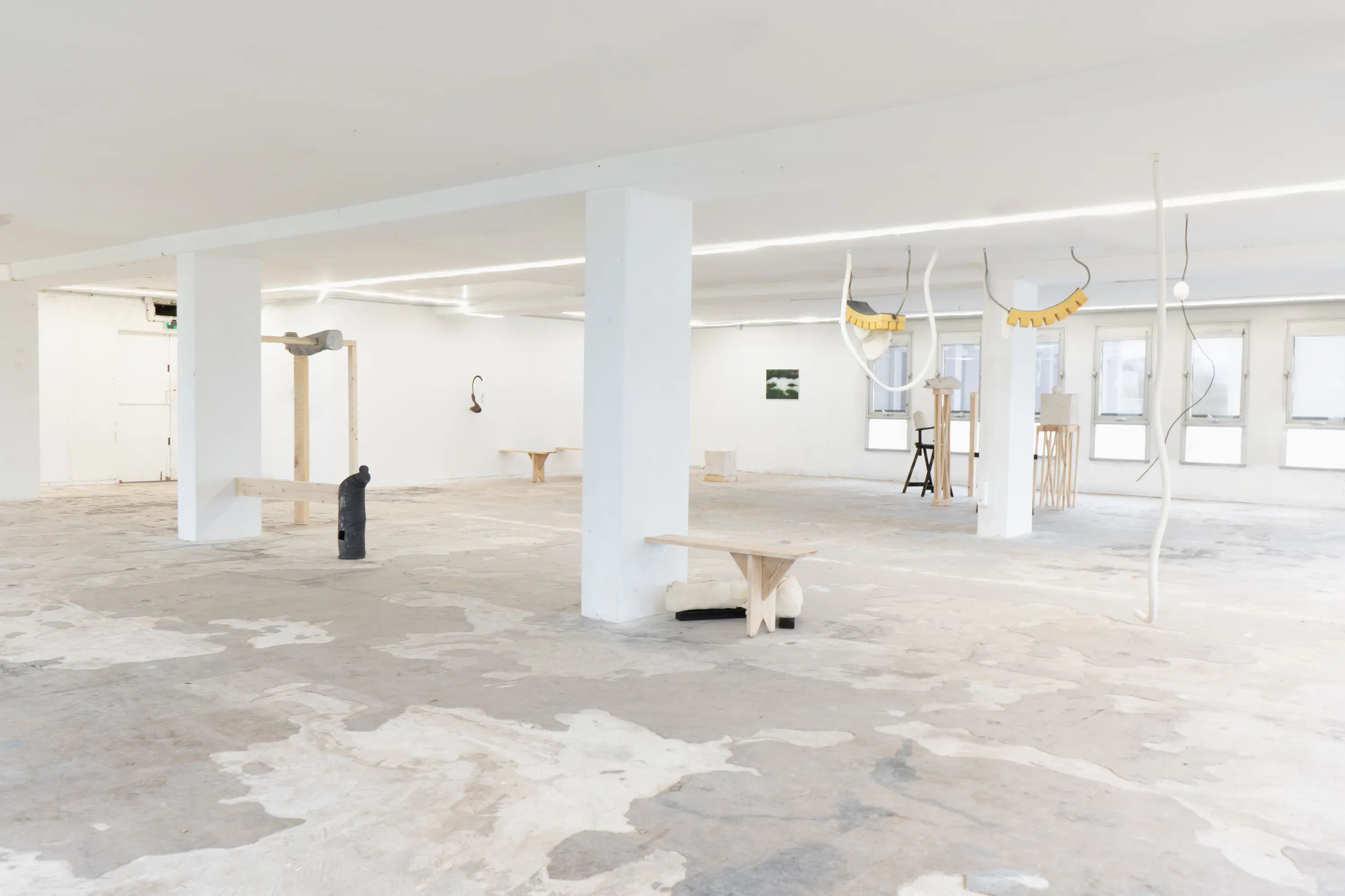 Vivos Voco, J'en appelle au vivant, 2024. céramique, bois, dimensions variables. Photo © Pierre Sérot