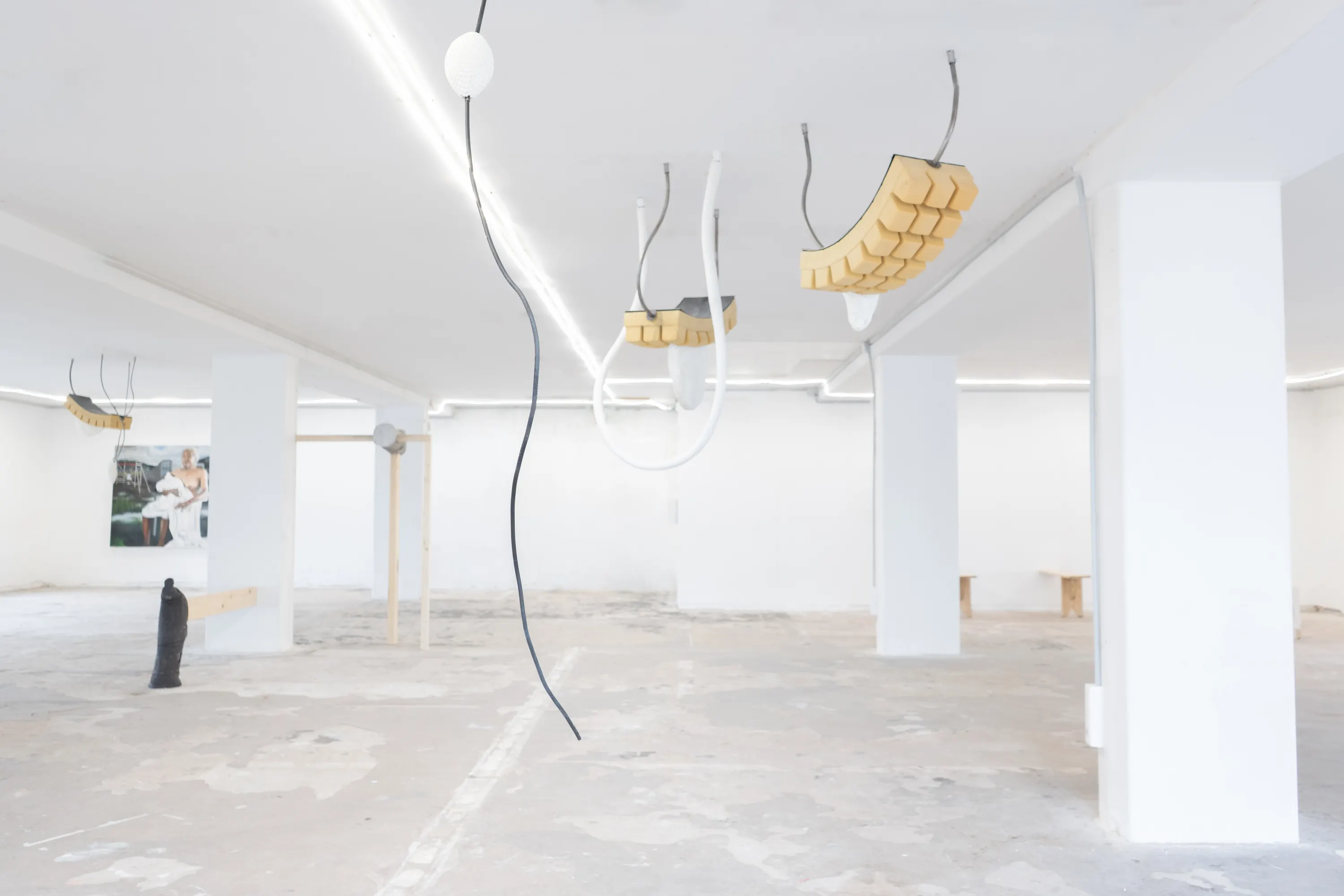 Vivos Voco, J'en appelle au vivant, 2024. céramique, bois, dimensions variables. Photo © Pierre Sérot