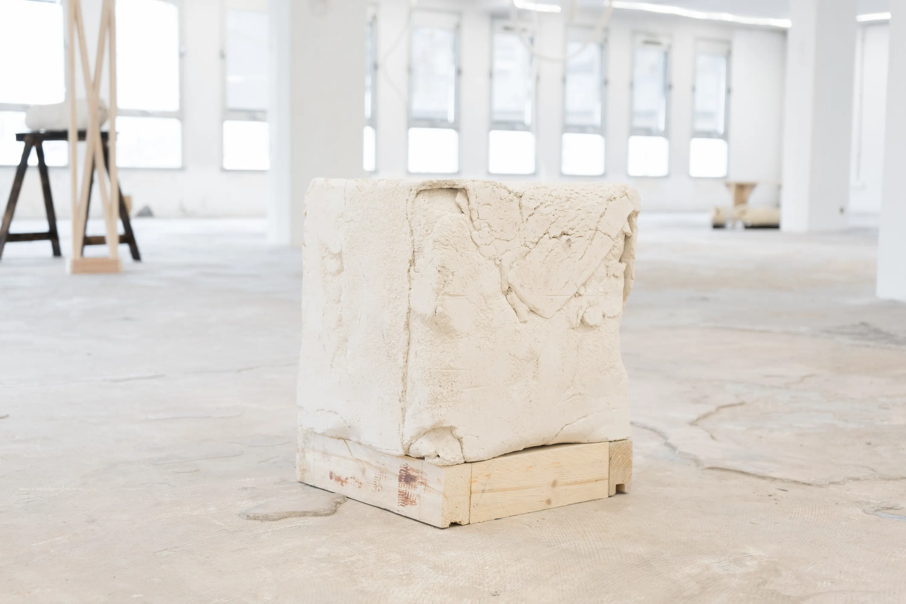 Vivos Voco, J'en appelle au vivant, 2024. céramique, bois, dimensions variables. Photo © Pierre Sérot