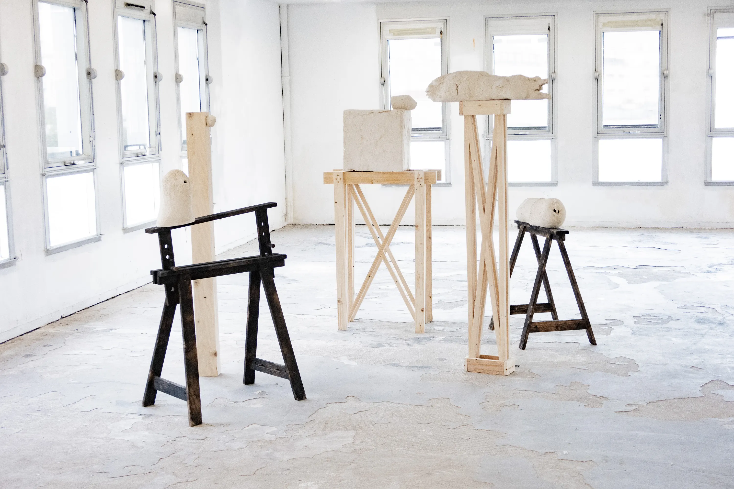 Vivos Voco, J'en appelle au vivant, 2024. céramique, bois, dimensions variables. Photo © Pierre Sérot