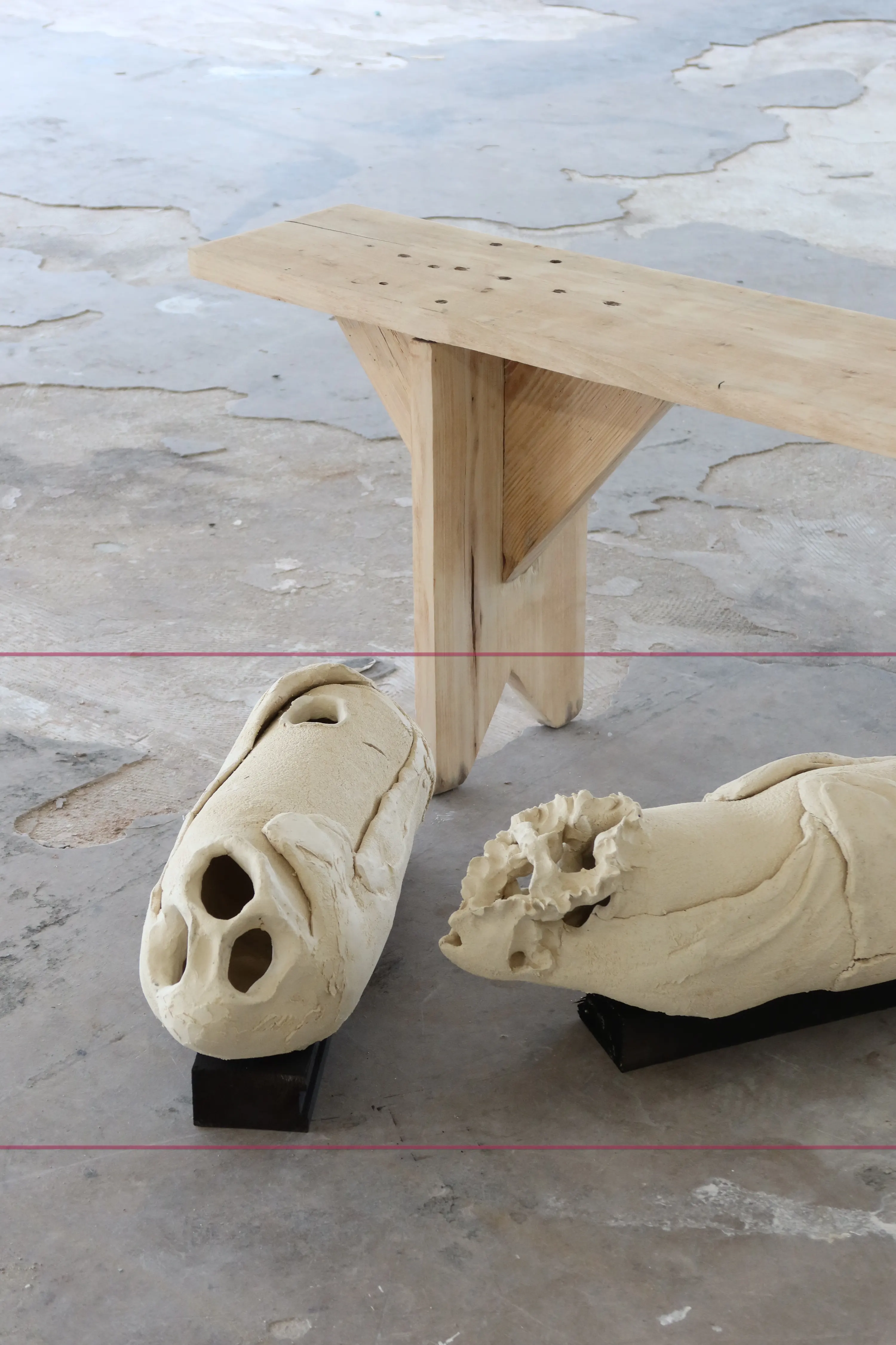 Vivos Voco, J'en appelle au vivant, 2024. céramique, bois, dimensions variables. Photo © Pierre Sérot