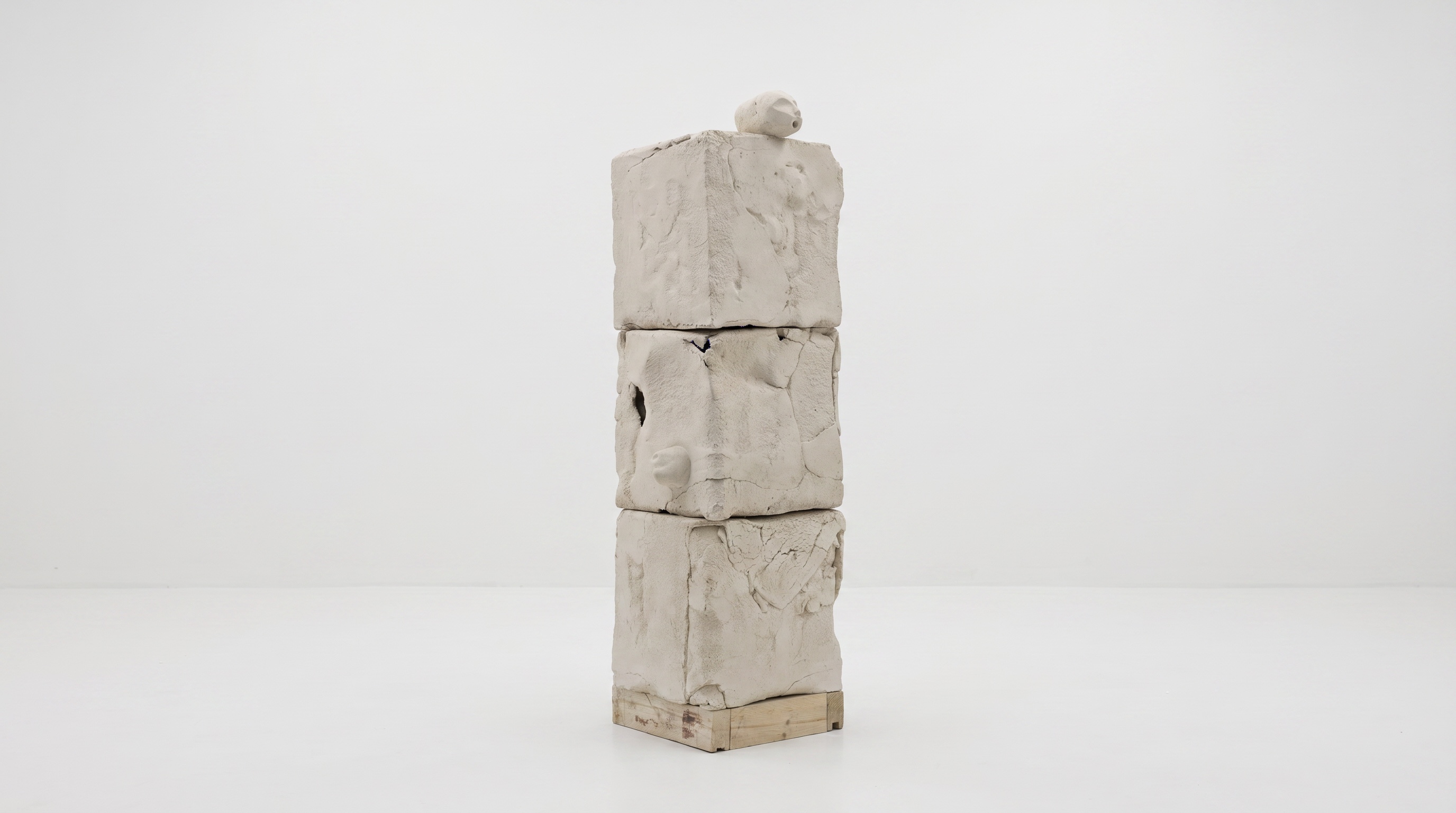 L'acrolithe qui s'en allait chercher son corps, 2026. Grès, bois, 140 × 38 × 40 cm. Photo © Margot Anquez Bariseau