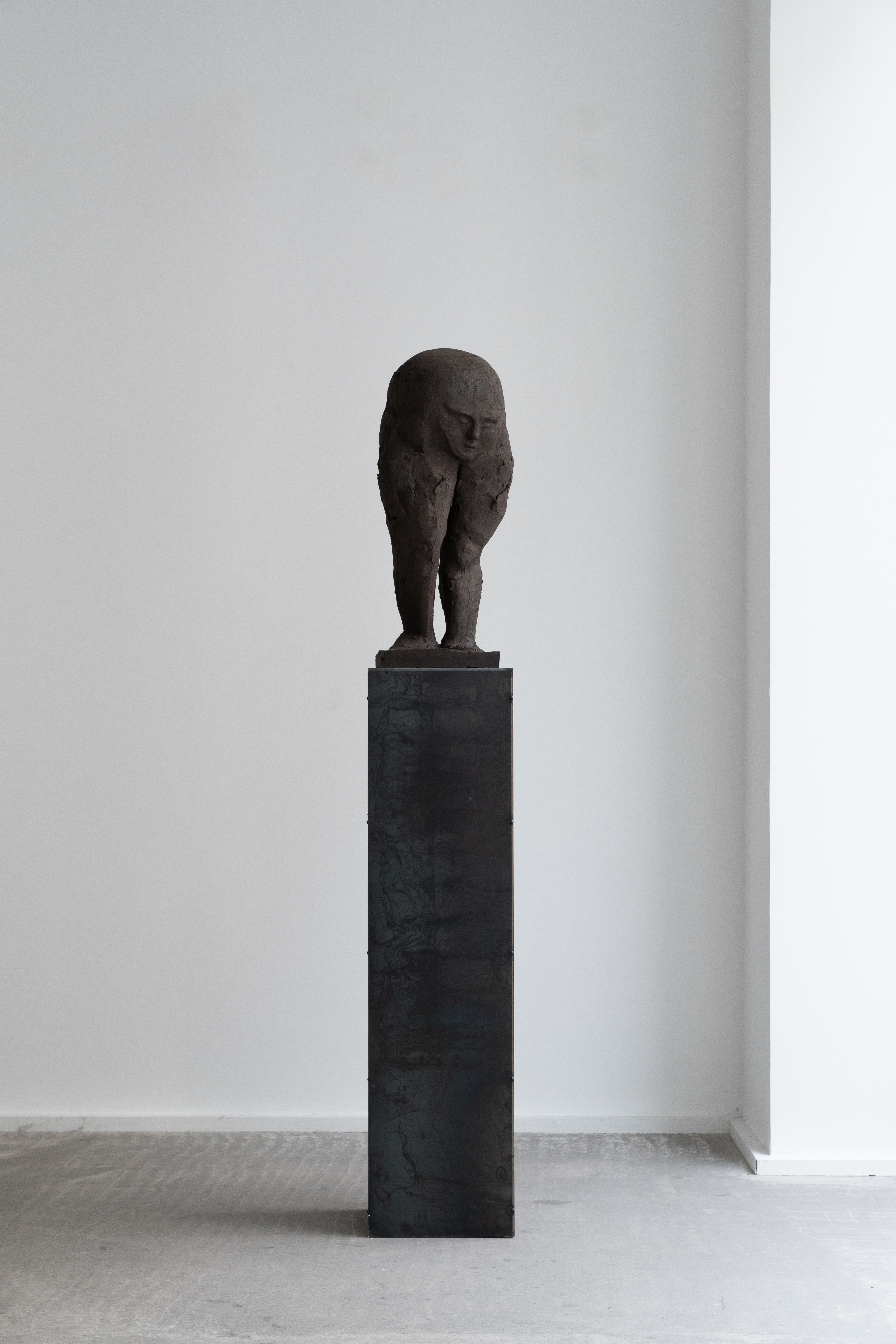 Baubô, 2025. Grès, 63 × 26 × 25 cm. Photo © Octave Pineau-Furet