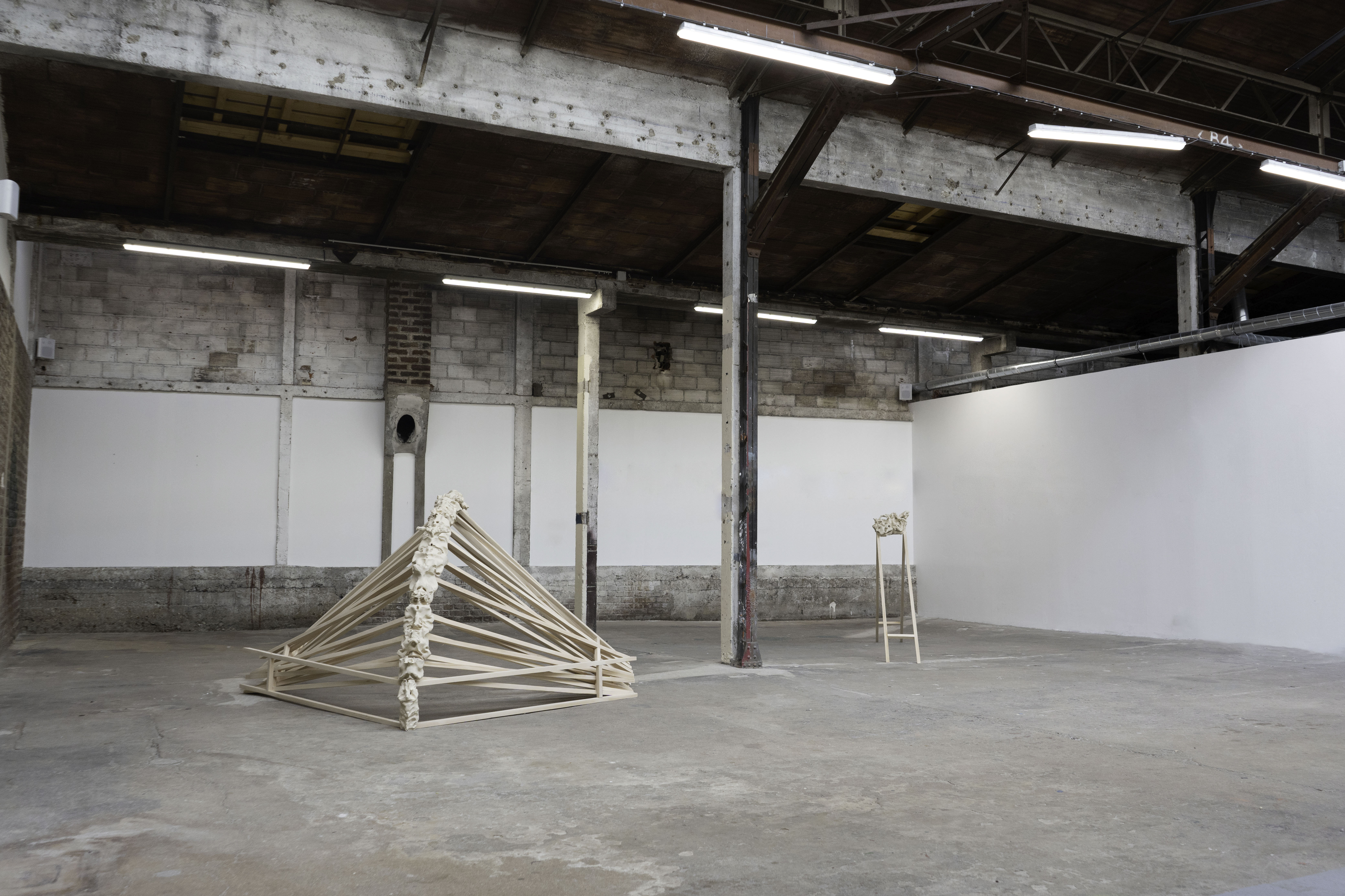NinTi, 2024. Bois et céramique, 300 × 260 × 130 cm. Centre d'art Les Jardiniers, Montrouge, FR. Photo © Margot Anquez Bariseau